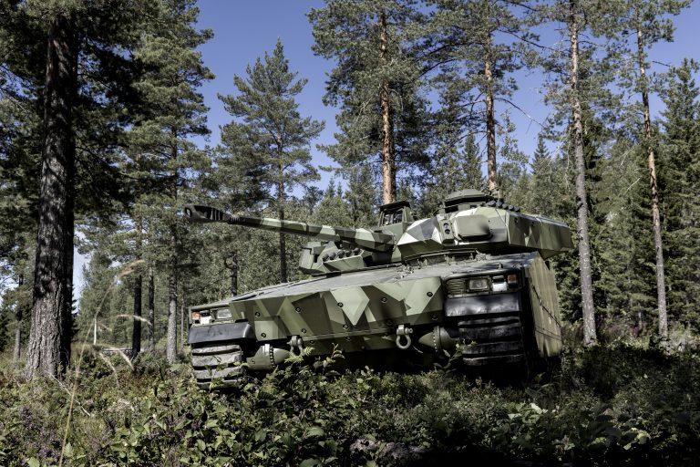 Kampvogn CV90 i skog